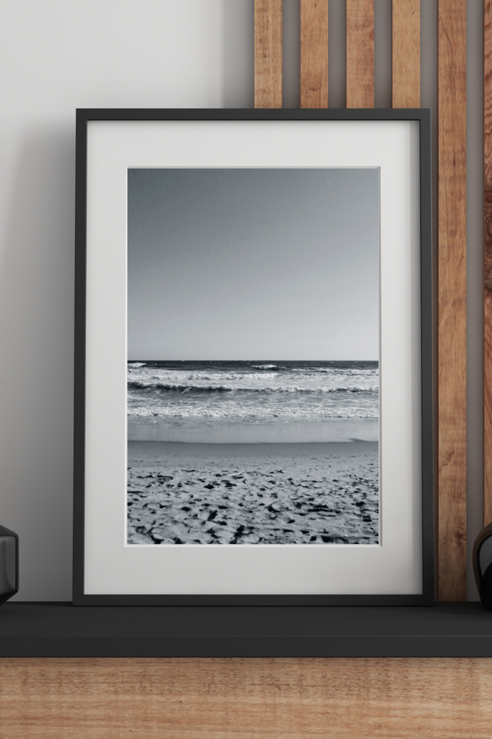 インテリアとして飾られた額装モノクロ写真