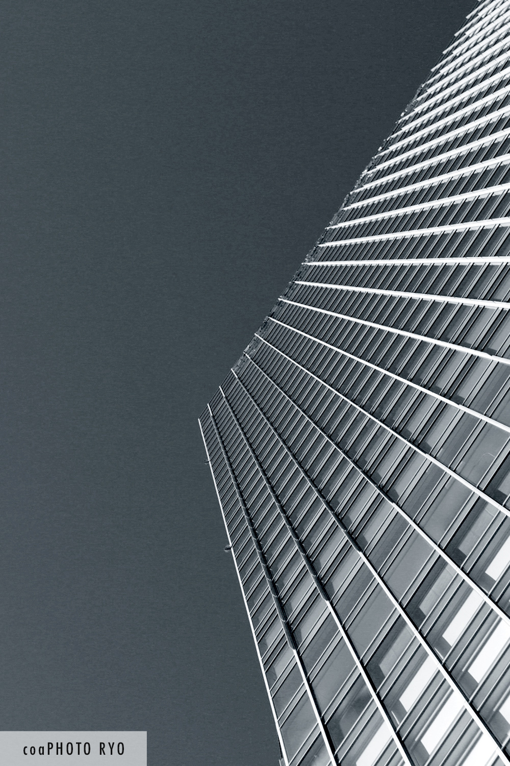 下から見上げたビル