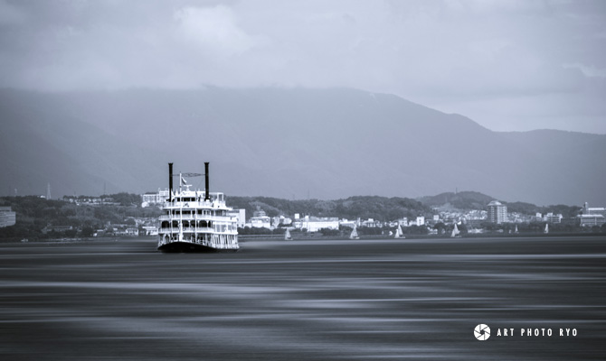 長時間露光で撮影した琵琶湖の写真