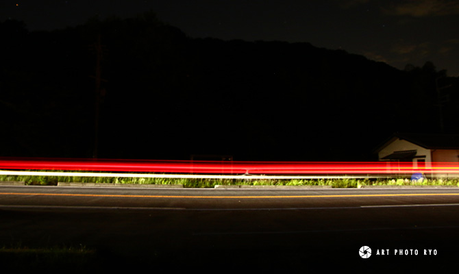 スローシャッターで撮った車のテールランプ