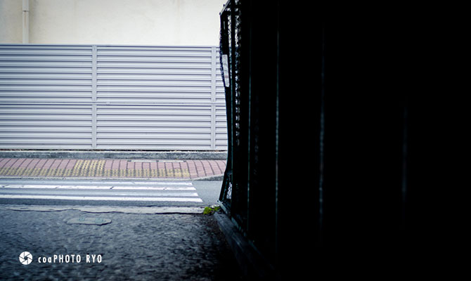 影を広く置いたシネマティックな写真