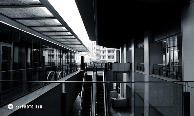 店が閉まっているビルの中